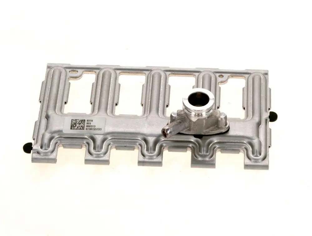 Gasverteiler von Bosch, aus Metall, mit mehreren Öffnungen und einem angeschlossenen Rohransatz. Oberfläche zeigt ein geprägtes Muster und einen QR-Code.
